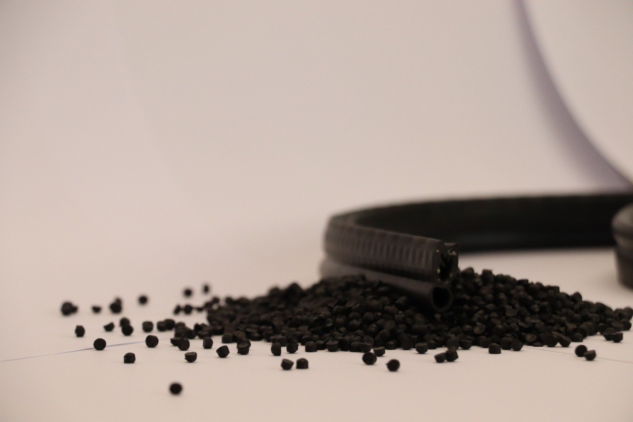 Уплотнительная лента заднего стекла автомобиля 108